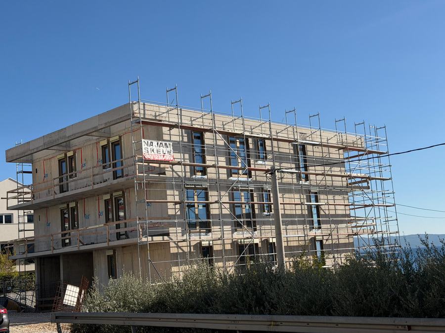 Fasadna skela od 800 m² na zgradi u Podstrani
